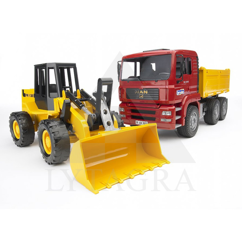 Man sunkvežimis su traktoriumi krautuvu 02752